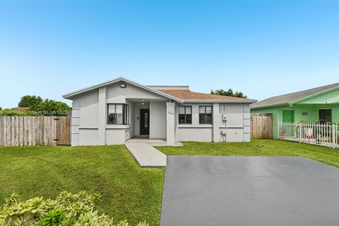 House in Miami, Florida 5 bedrooms, 162.67 sq.m. № 1929601 - photo 2