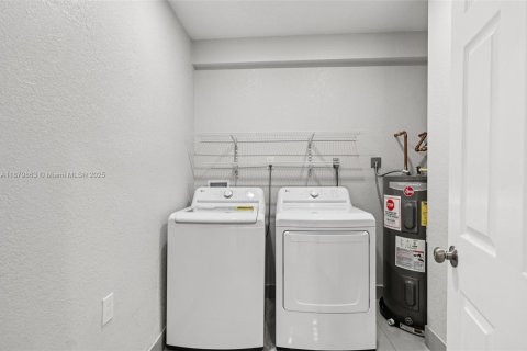 House in Miami, Florida 5 bedrooms, 162.67 sq.m. № 1929601 - photo 28