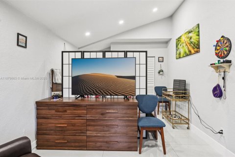 House in Miami, Florida 5 bedrooms, 162.67 sq.m. № 1929601 - photo 29