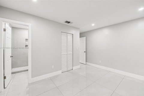 House in Miami, Florida 5 bedrooms, 162.67 sq.m. № 1929601 - photo 24