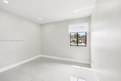 House in Miami, Florida 5 bedrooms, 162.67 sq.m. № 1929601 - photo 18