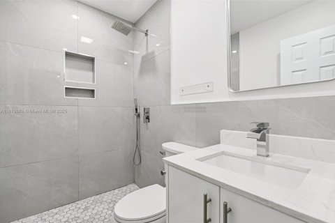 House in Miami, Florida 5 bedrooms, 162.67 sq.m. № 1929601 - photo 26