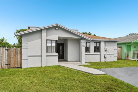 House in Miami, Florida 5 bedrooms, 162.67 sq.m. № 1929601 - photo 5