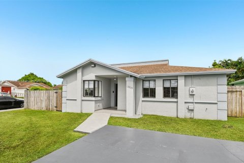 House in Miami, Florida 5 bedrooms, 162.67 sq.m. № 1929601 - photo 3