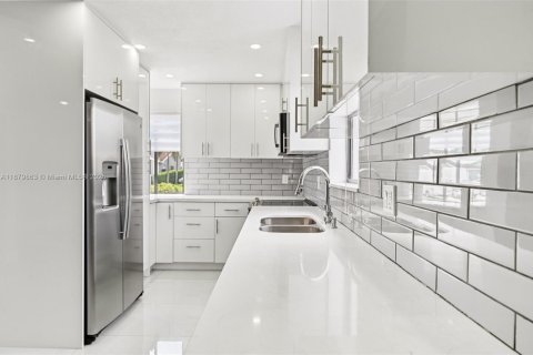 House in Miami, Florida 5 bedrooms, 162.67 sq.m. № 1929601 - photo 13