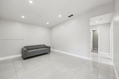 House in Miami, Florida 5 bedrooms, 162.67 sq.m. № 1929601 - photo 8