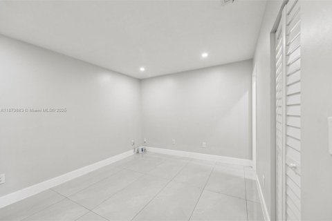 House in Miami, Florida 5 bedrooms, 162.67 sq.m. № 1929601 - photo 22