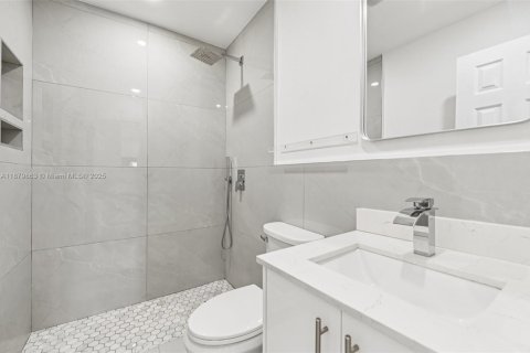 House in Miami, Florida 5 bedrooms, 162.67 sq.m. № 1929601 - photo 20