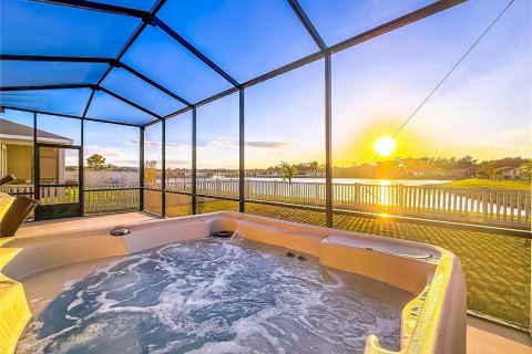 House in Zephyrhills, Florida 3 bedrooms, 169.27 sq.m. № 2098445