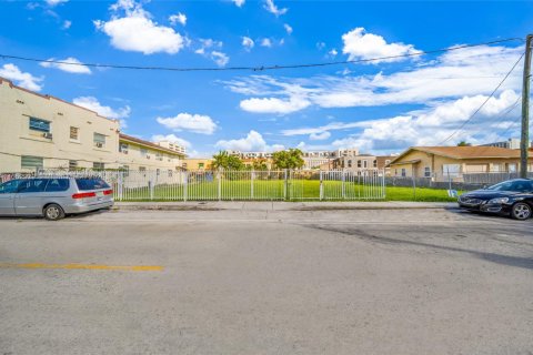 Commercial property in Miami, Florida № 1708572 - photo 15