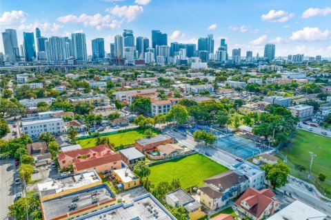 Commercial property in Miami, Florida № 1708572 - photo 2