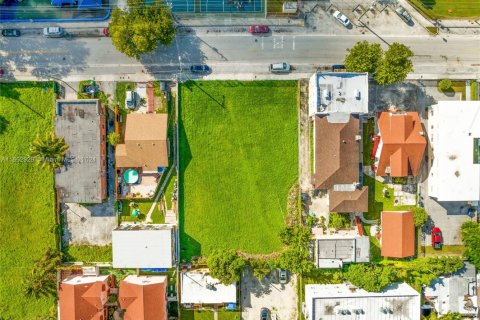 Commercial property in Miami, Florida № 1708572 - photo 8