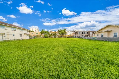 Commercial property in Miami, Florida № 1708572 - photo 12