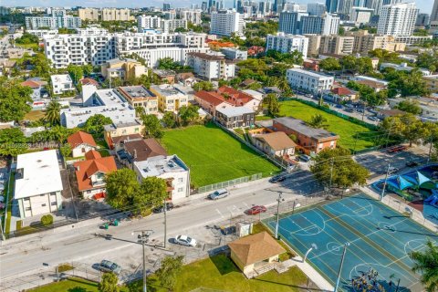 Commercial property in Miami, Florida № 1708572 - photo 9