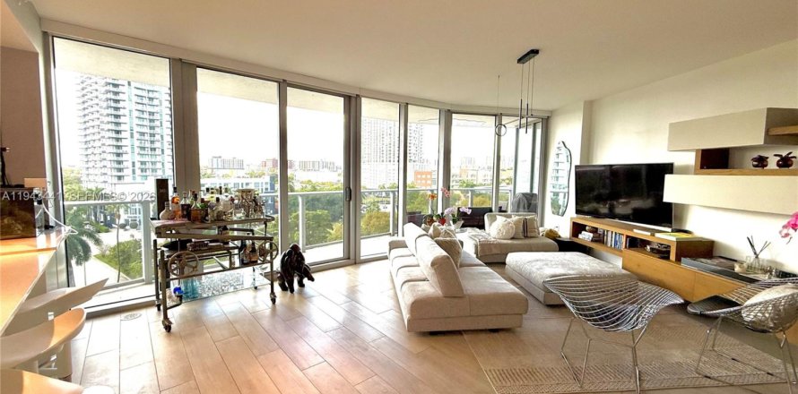 Condominio en Miami, Florida, 3 dormitorios  № 2152786