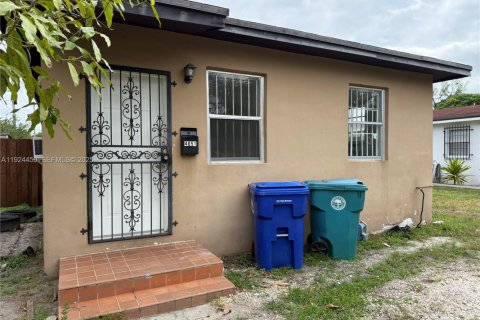 Villa ou maison à louer à Miami, Floride: 1 chambre, 83.8 m2 № 1982761 - photo 1