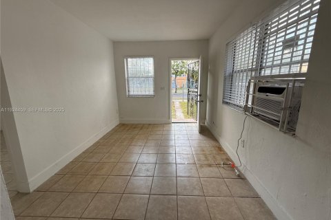 Villa ou maison à louer à Miami, Floride: 1 chambre, 83.8 m2 № 1982761 - photo 4