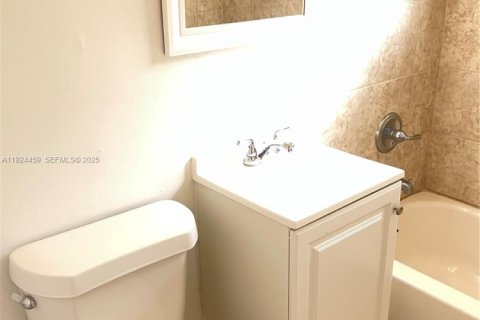 Villa ou maison à louer à Miami, Floride: 1 chambre, 83.8 m2 № 1982761 - photo 5