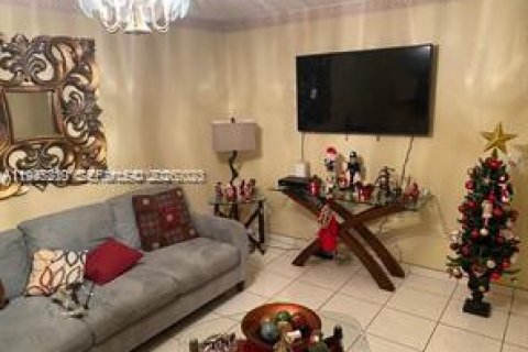 Condo in Pembroke Pines, Florida, 2 bedrooms  № 2001549 - photo 2