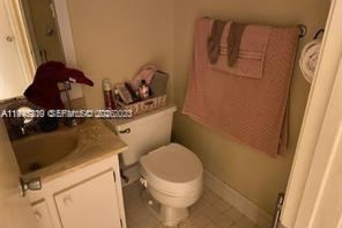 Condo in Pembroke Pines, Florida, 2 bedrooms  № 2001549 - photo 3