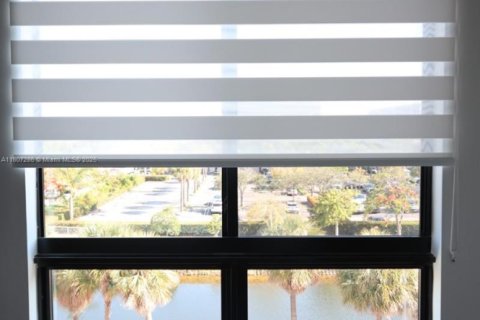 Condo in Doral, Florida, 3 bedrooms  № 1940606 - photo 8