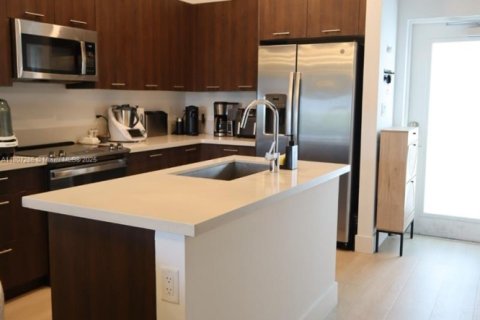 Condo in Doral, Florida, 3 bedrooms  № 1940606 - photo 2