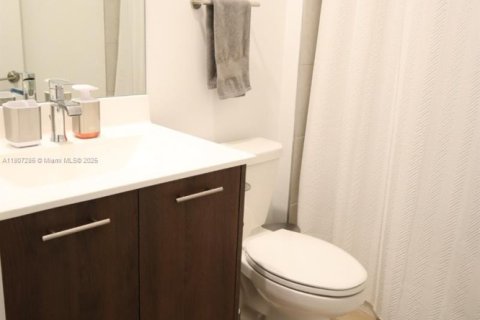 Condo in Doral, Florida, 3 bedrooms  № 1940606 - photo 25