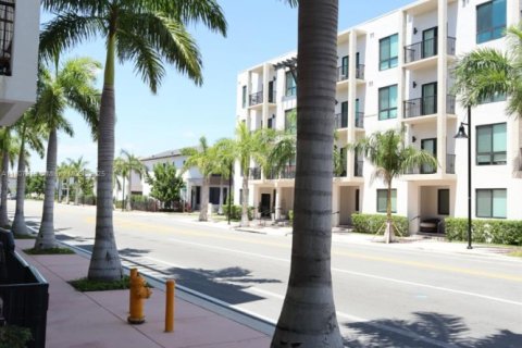 Condo in Doral, Florida, 3 bedrooms  № 1940606 - photo 1