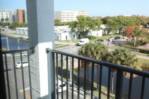 Condo in Doral, Florida, 3 bedrooms  № 1940606 - photo 13