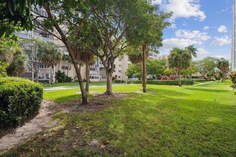 Condo in Hallandale Beach, Florida, 2 bedrooms  № 1845984 - photo 2