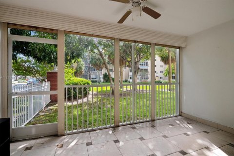 Condo in Hallandale Beach, Florida, 2 bedrooms  № 1845984 - photo 18