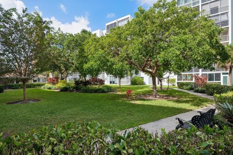 Condo in Hallandale Beach, Florida, 2 bedrooms  № 1845984 - photo 1