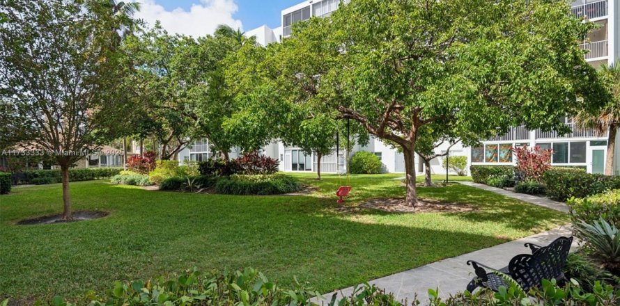 Condo in Hallandale Beach, Florida, 2 bedrooms  № 1845984