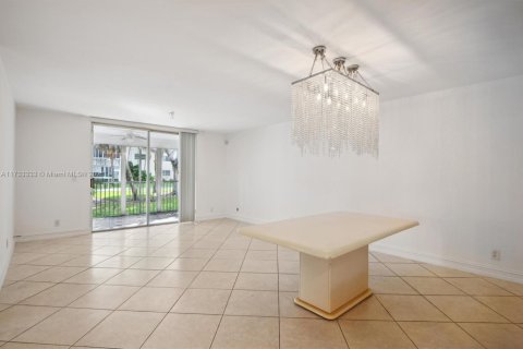 Condo in Hallandale Beach, Florida, 2 bedrooms  № 1845984 - photo 6
