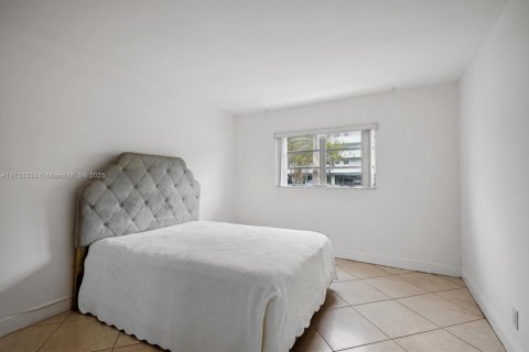 Condo in Hallandale Beach, Florida, 2 bedrooms  № 1845984 - photo 13
