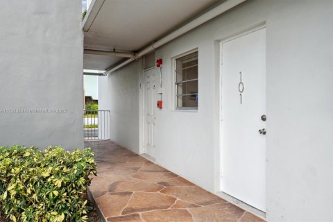 Condo in Hallandale Beach, Florida, 2 bedrooms  № 1845984 - photo 4