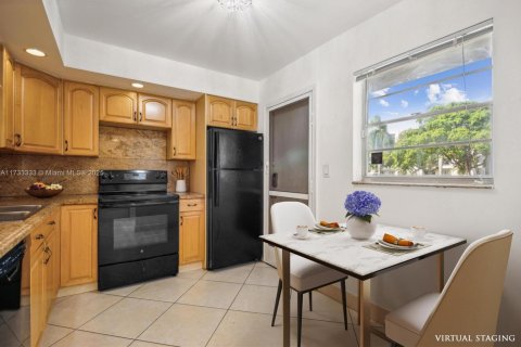 Condo in Hallandale Beach, Florida, 2 bedrooms  № 1845984 - photo 11
