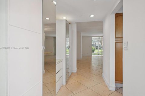 Condo in Hallandale Beach, Florida, 2 bedrooms  № 1845984 - photo 5