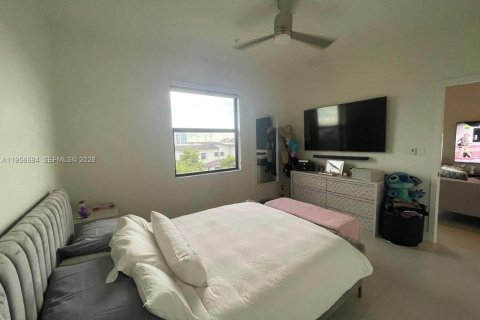 Condominio en alquiler en Doral, Florida, 2 dormitorios, 105.44 m2 № 2010483 - foto 8