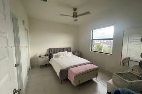 Condominio en alquiler en Doral, Florida, 2 dormitorios, 105.44 m2 № 2010483 - foto 9