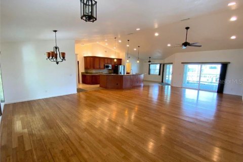 House in Port Charlotte, Florida 3 bedrooms, 208.84 sq.m. № 1359992 - photo 6