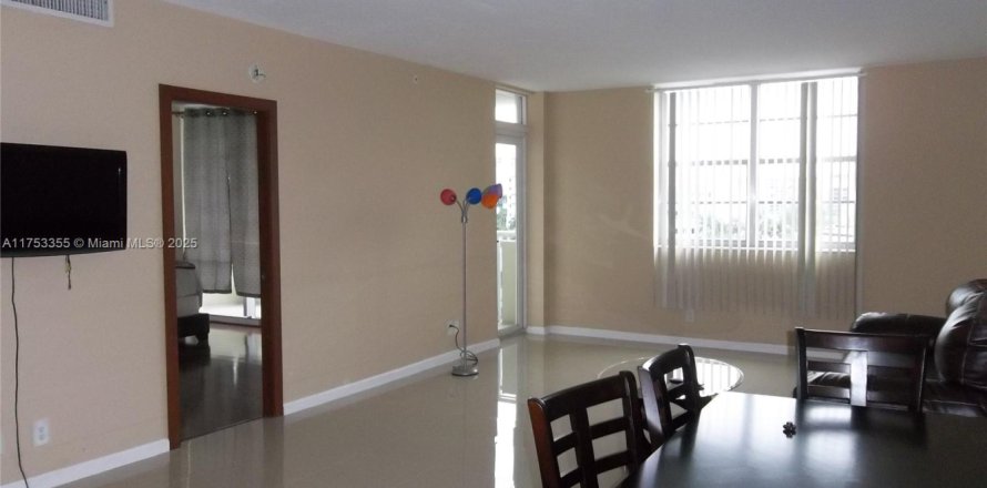 Condominio en Hollywood, Florida, 2 dormitorios № 1499998