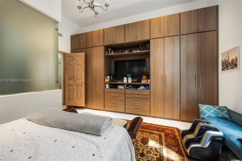 House in Miami, Florida 5 bedrooms № 2016579 - photo 17