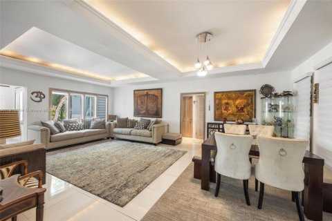 House in Miami, Florida 5 bedrooms № 2016579 - photo 6
