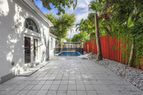 House in Miami, Florida 5 bedrooms № 2016579 - photo 25