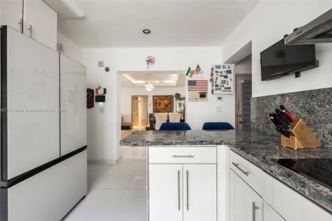 House in Miami, Florida 5 bedrooms № 2016579 - photo 12