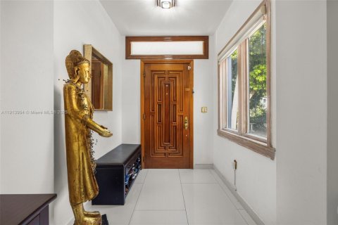 House in Miami, Florida 5 bedrooms № 2016579 - photo 3