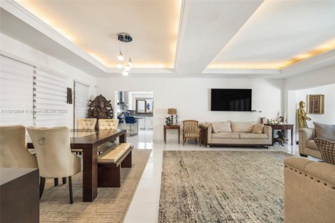 House in Miami, Florida 5 bedrooms № 2016579 - photo 4