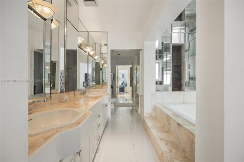 House in Miami, Florida 5 bedrooms № 2016579 - photo 20