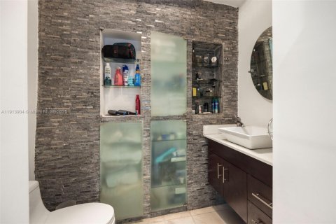 House in Miami, Florida 5 bedrooms № 2016579 - photo 24